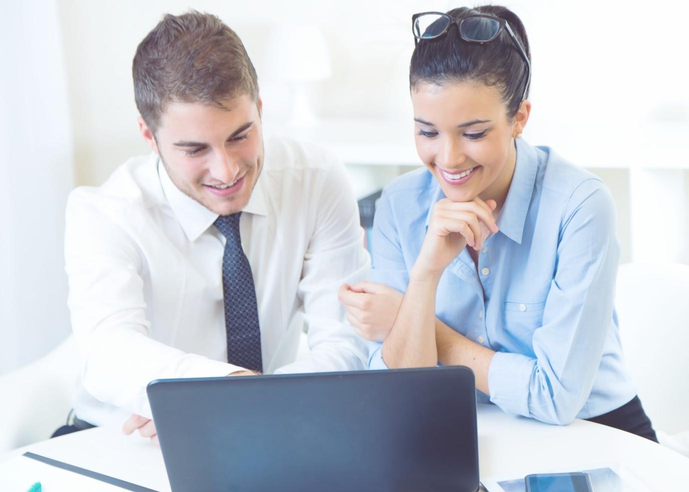 Personne travaillant sur son budget personnel avec une calculatrice et un ordinateur portable